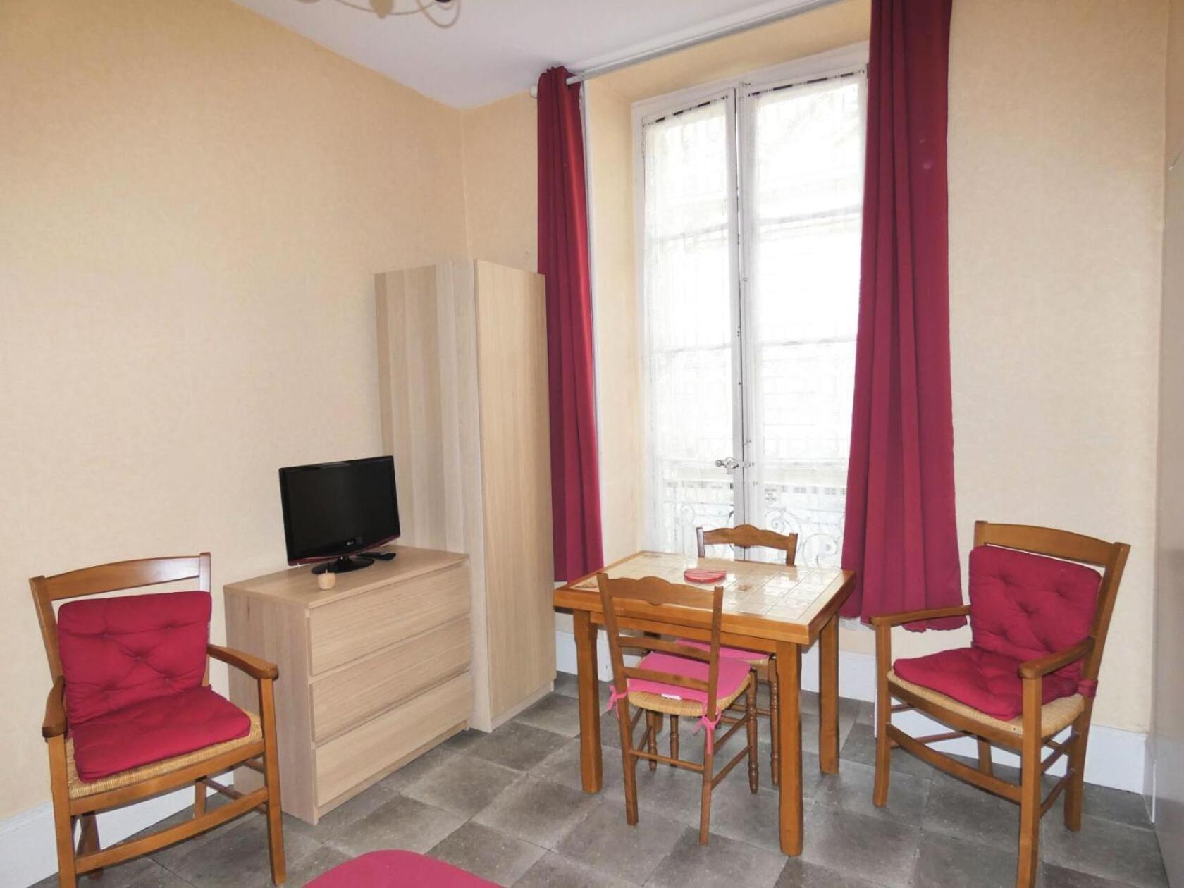 21 Rue Des Bains - Dans Zone Pietonne Pour Ce Petit Tres Agreable ! Mae-7794 * Aix-les-Bains